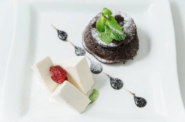  Fondan çikolata ve vanilyalı dondurma.