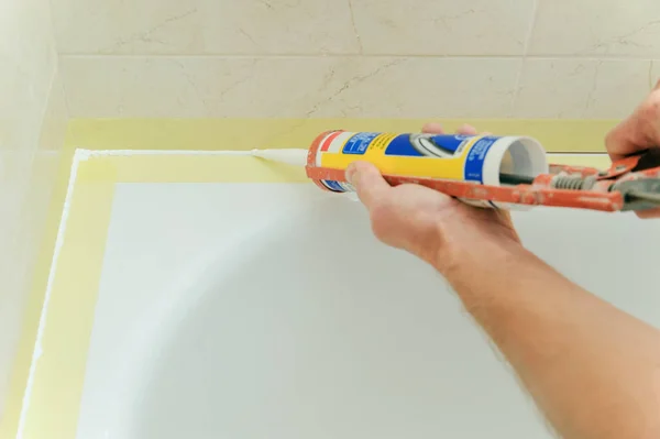 Worker puts silicone sealant. — Stock Photo, Image