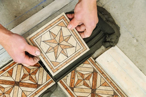 Worker putting tiles on the floor. — Stock Photo, Image
