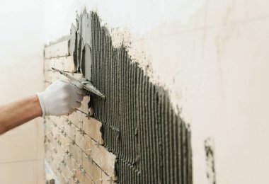 Duvardaki fayans yükleme.