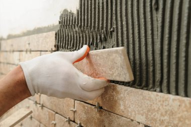 Duvardaki fayans yükleme.