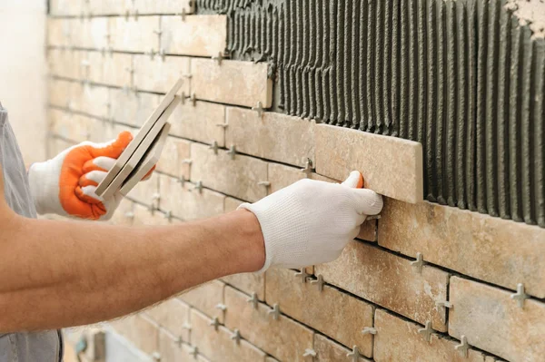 Installing the tiles on the wall. — Stock Photo, Image
