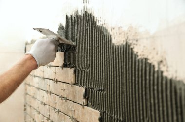 Duvardaki fayans yükleme.