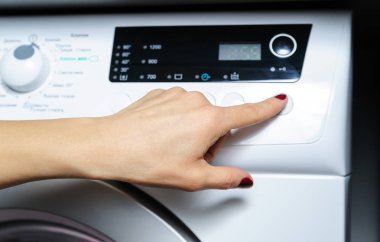 Çamaşır makinesi çalıştırmak.