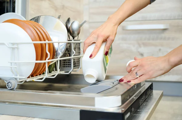 Kvinnan diskar i diskmedel maskinen. — Stockfoto