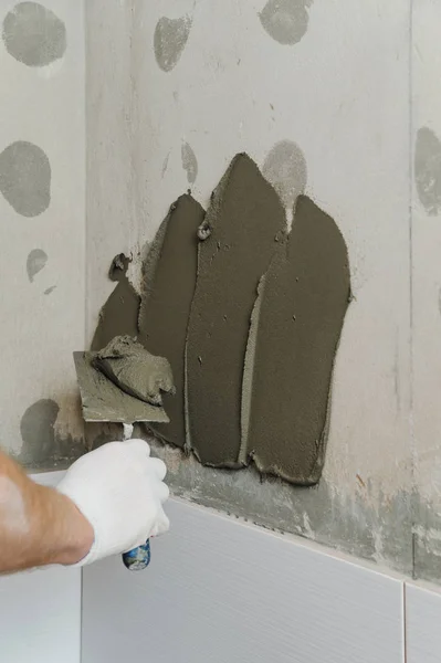 Instalación de los azulejos en la pared . — Foto de Stock