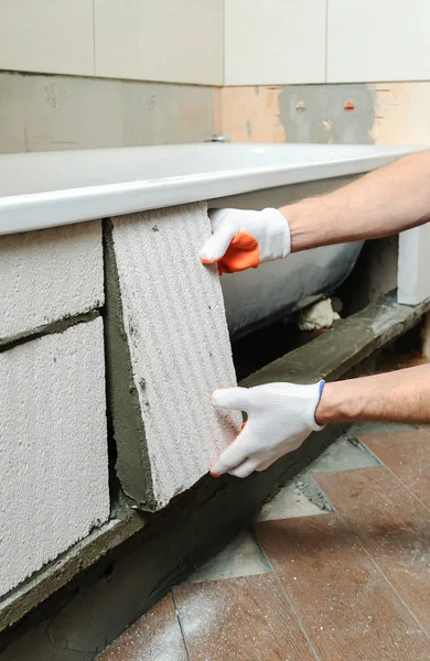 Trabajador forma el baño de barra lateral . —  Fotos de Stock