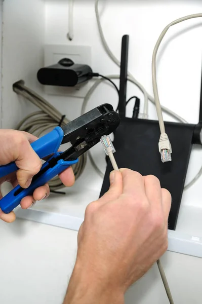 Conectando o roteador wi-fi à Internet . — Fotografia de Stock