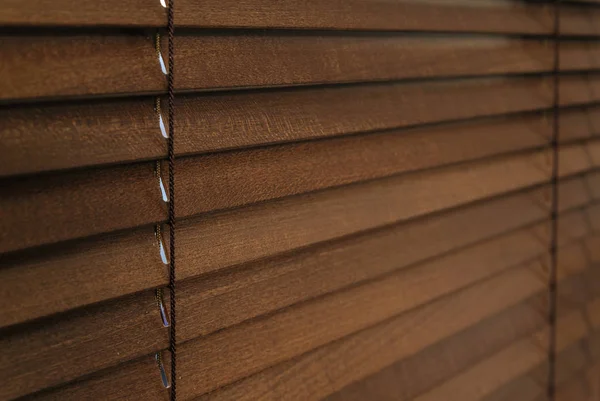 Persianas de madera en la ventana . — Foto de Stock