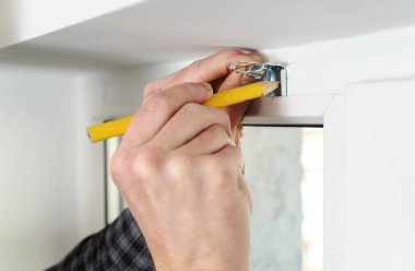 Ahşap jaluzi yükleme.