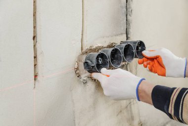 Elektrik soketi kutusu yükleme.