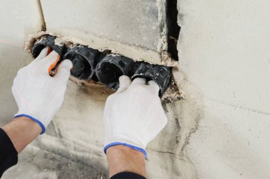 Elektrik soketi kutusu yükleme.