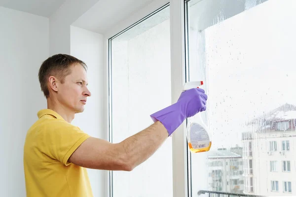 Ο άνθρωπος καθαρίζει τα παράθυρα. — Φωτογραφία Αρχείου