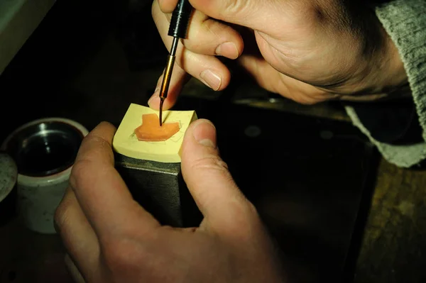 Ambachtelijke sieraden maken. — Stockfoto