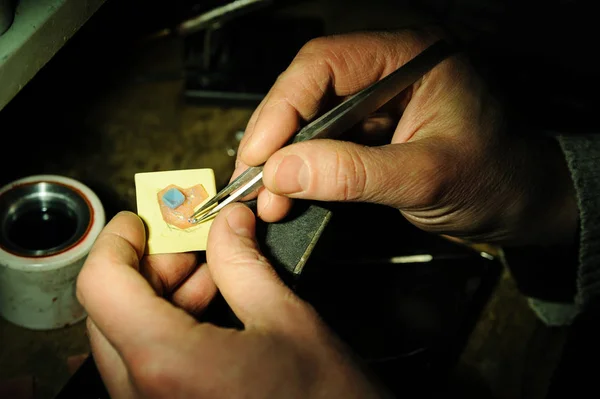 Ambachtelijke sieraden maken. — Stockfoto