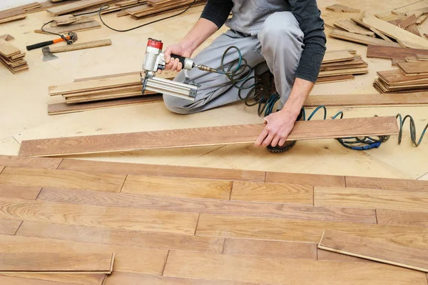 木製の床をインストールします。. — ストック写真