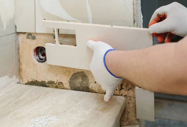 Trabajador instala azulejo . — Foto de Stock