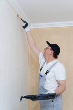 Bir duvar odadaki ressam boyalar.