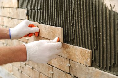 Duvardaki fayans yükleme.