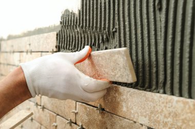 Duvardaki fayans yükleme.