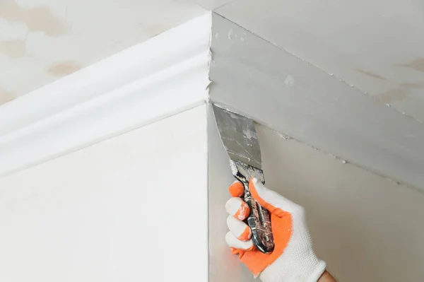 Installatie van plafond sierlijsten. — Stockfoto