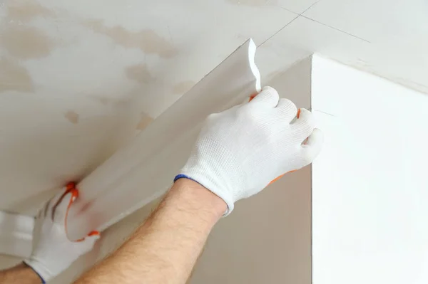 Installatie van plafond sierlijsten. — Stockfoto