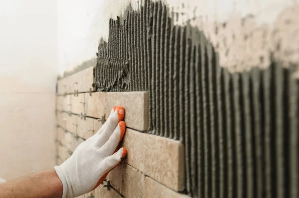 Verlegen der Fliesen an der Wand. — Stockfoto