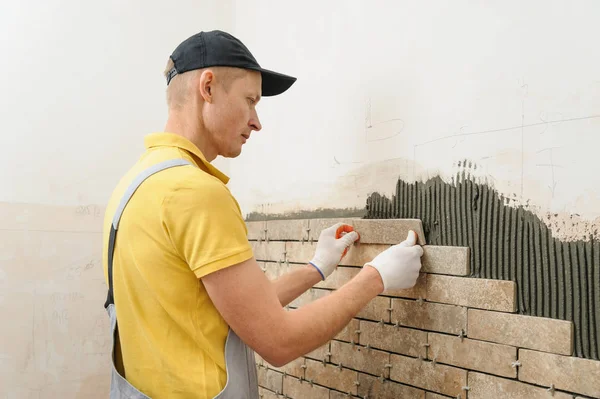 Instalación de los azulejos en la pared . — Foto de Stock