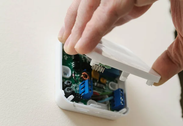 Installation d'un thermostat de pièce programmable. — Photo