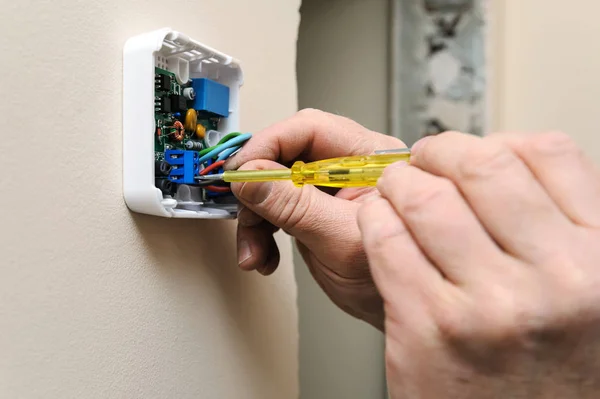 Installing a programmable room thermostat. — Stock Photo, Image