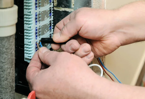 Conmutación de cables de señal en el control del sistema de calefacción de la casa . —  Fotos de Stock