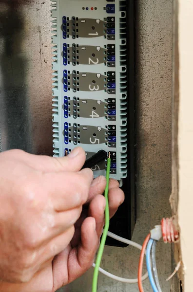 Conmutación de cables de señal en el control del sistema de calefacción de la casa . — Foto de Stock