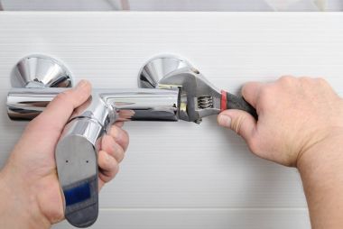 Bir duş musluk yükleme.