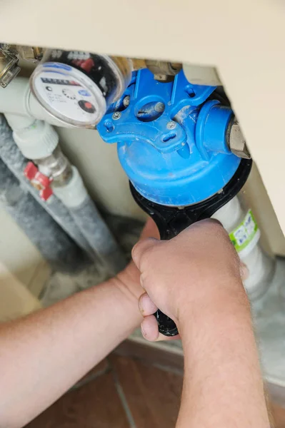 Installazione di un filtro dell'acqua in un impianto idraulico . — Foto Stock