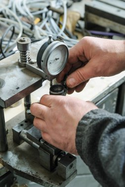 Bir dizel enjektör tamir mekanik.