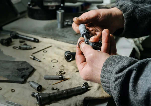 Mechaniker reparieren einen Dieselinjektor. — Stockfoto