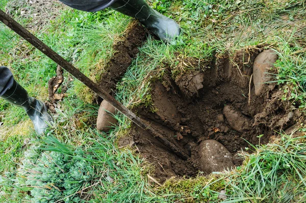 Man gräver en grop. — Stockfoto