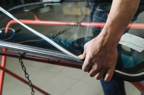 Reparação e substituição do pára-brisas do carro . — Fotografia de Stock