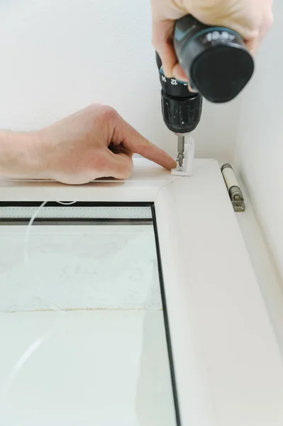 Installing roller blind on a window. — Stock Photo, Image