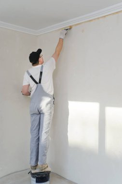 Bir duvar odadaki ressam boyalar.