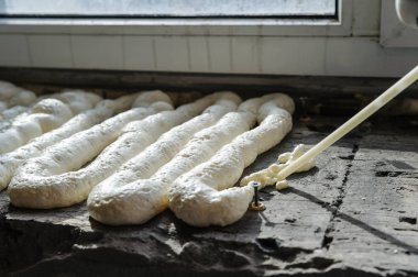 Çalışan bir poliüretan köpük kullanarak.