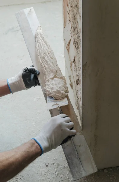 Il lavoratore sta mettendo un plasto di gesso . — Foto Stock