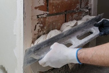 Çalışan bir alçı plaste koyuyor.