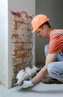 Çalışan bir alçı plaste koyuyor.