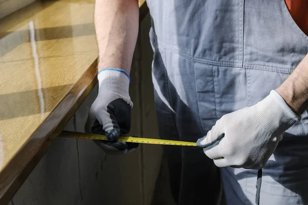 Werknemer is het controleren van de juistheid van de installatie van een wind — Stockfoto