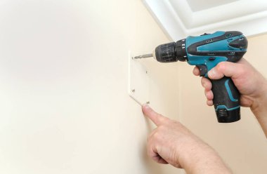 Elektrikçi anahtarlama kutusu kapağı tamir ediyor.