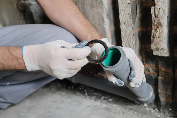 Las manos del trabajador están instalando tuberías de alcantarillado . —  Fotos de Stock