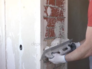 Çalışan bir alçı sıva koyuyor.