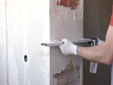 Çalışan bir alçı sıva koyuyor.