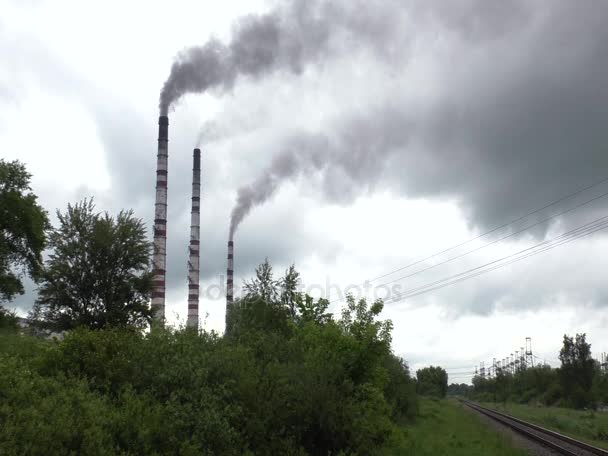 Buizen van thermische elektriciteitscentrale. — Stockvideo